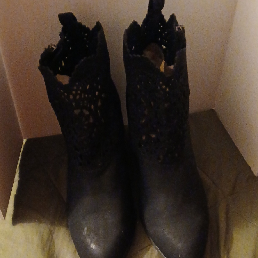 Chic Black Lace Ankle Booties 8.5W Cloud Walkers By Avenue